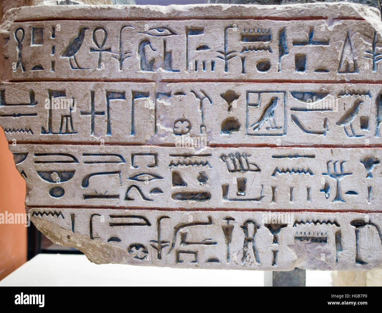 Les hiéroglyphes égyptiens gravé dans la pierre. Quatre lignes d'hiéroglyphes sur une tablette de pierre exposés dans le musée. Musée du Louvre, Paris, Banque D'Images