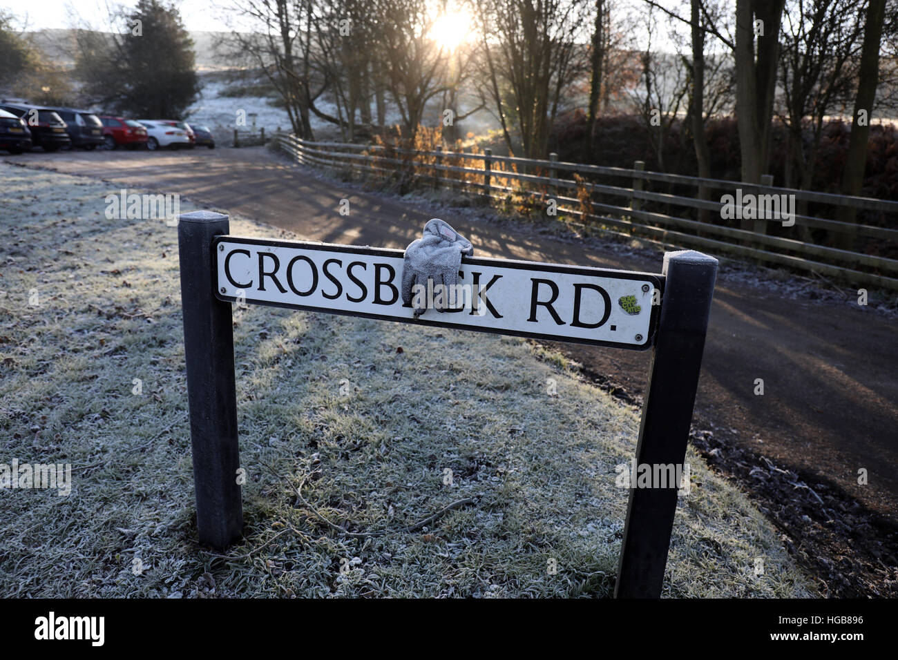 Gant perdu hung on road sign Banque D'Images