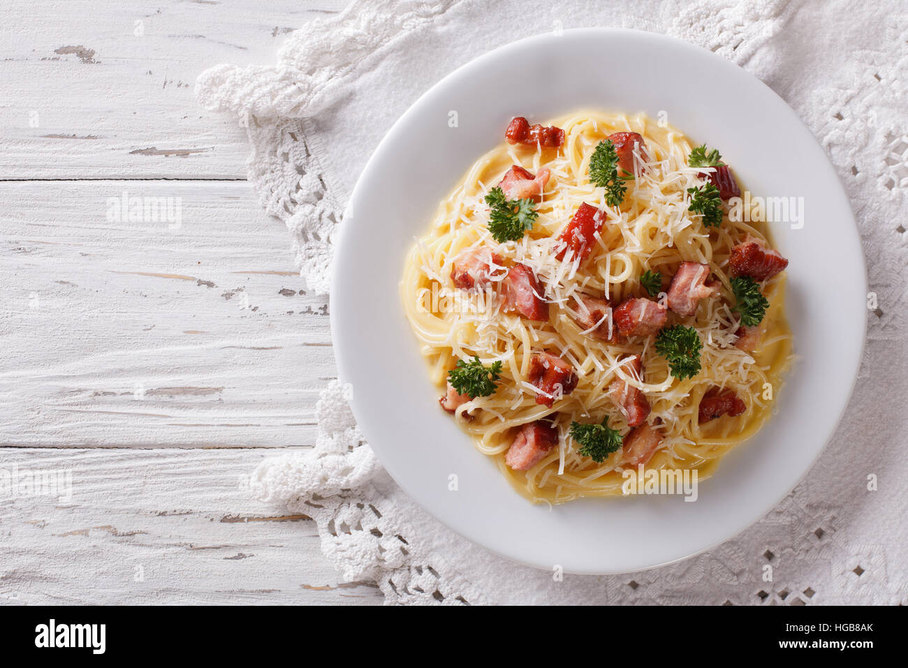 La cuisine italienne : pâtes carbonara sur la table horizontale vue du dessus. Banque D'Images