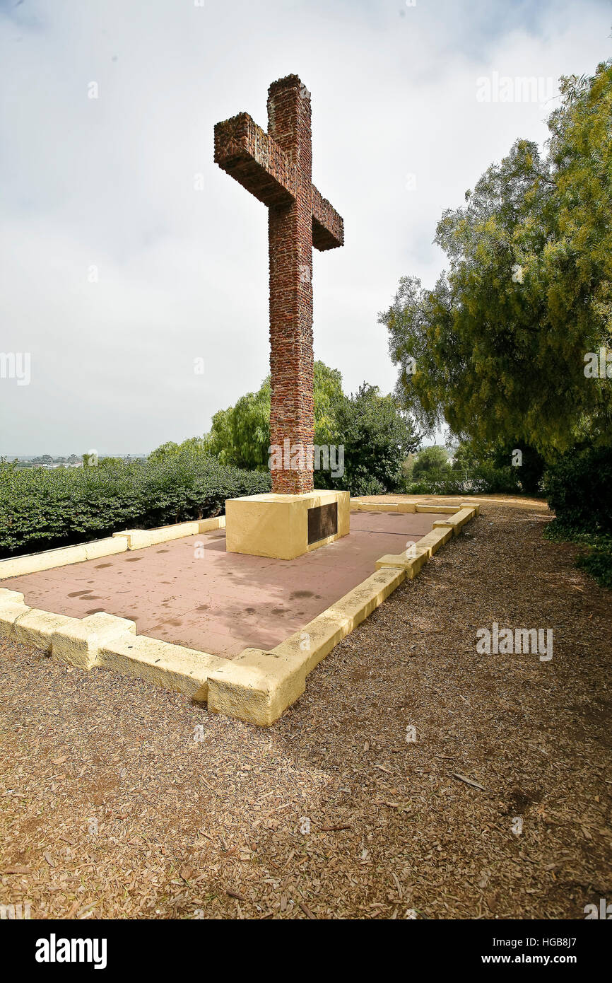 Junipero Serra croix, érigée en 1913, construite à partir des nombreux morceaux de brique et carreaux, trouvés sur le site, dans Presidio Park, San Diego, CA, US. Banque D'Images