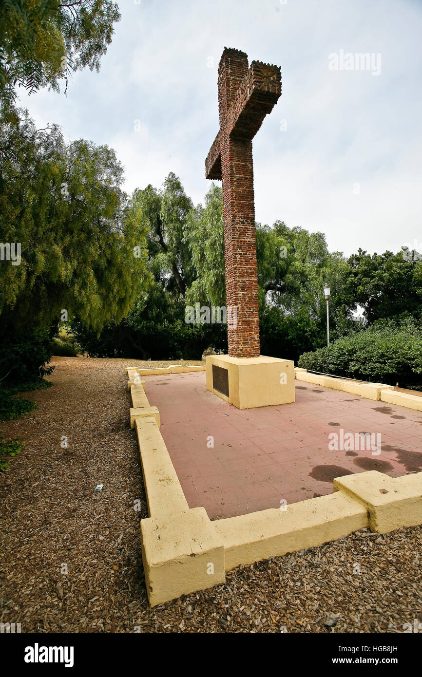 Junipero Serra croix, érigée en 1913, construite à partir des nombreux morceaux de brique et carreaux, trouvés sur le site, dans Presidio Park, San Diego, CA, US. Banque D'Images