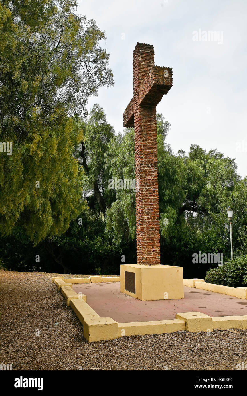 Junipero Serra croix, érigée en 1913, construite à partir des nombreux morceaux de brique et carreaux, trouvés sur le site, dans Presidio Park, San Diego, CA, US. Banque D'Images