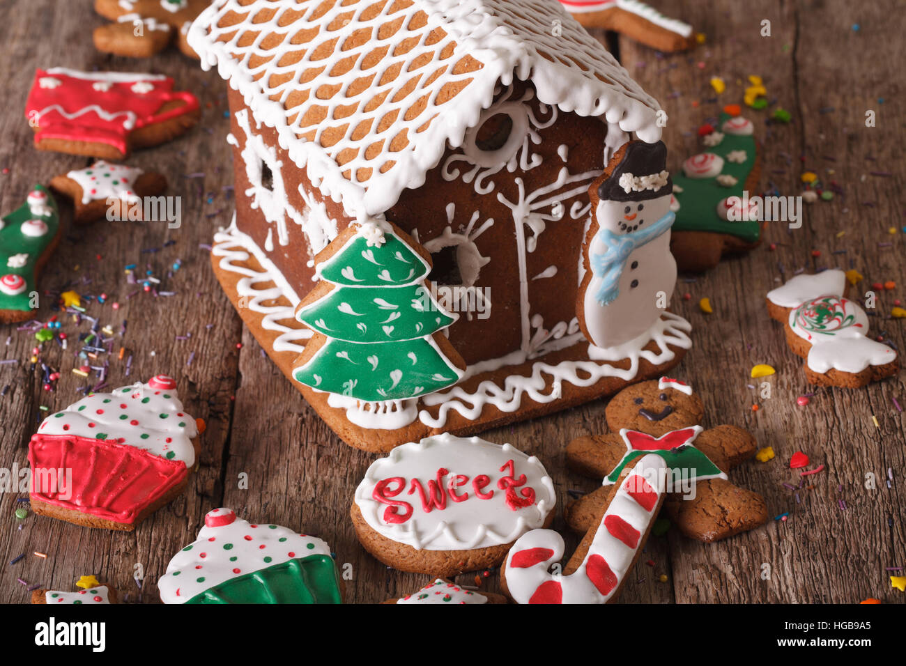 Gingerbread House et des bonbons sur la table horizontale. Banque D'Images