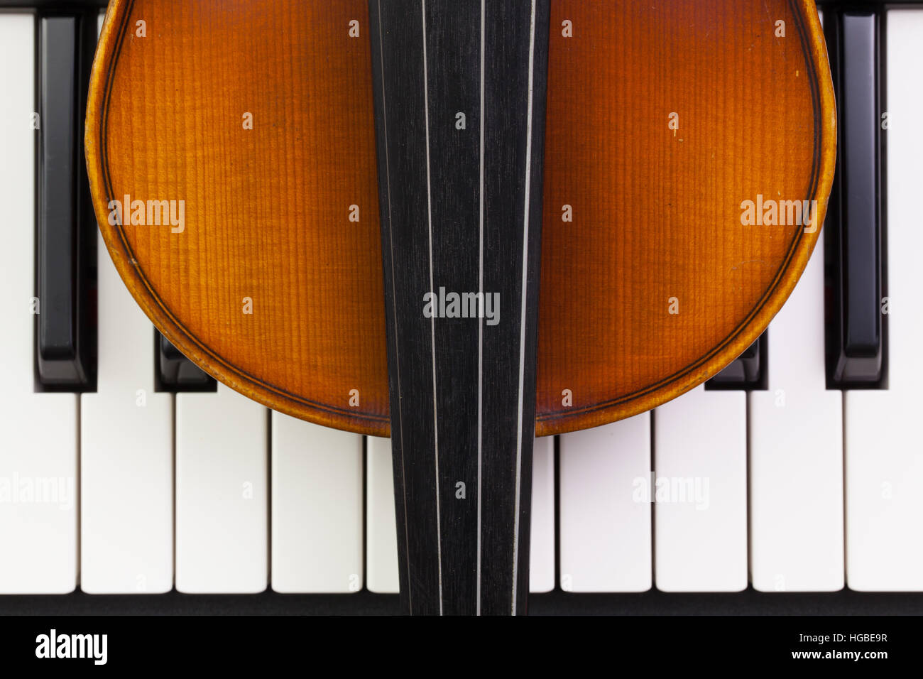 Très ancien violon couché sur le piano Banque D'Images