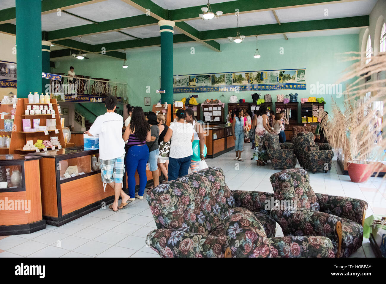 À l'intérieur du gouvernement Exécuter Boutique, Cienfuegos, Cuba Banque D'Images