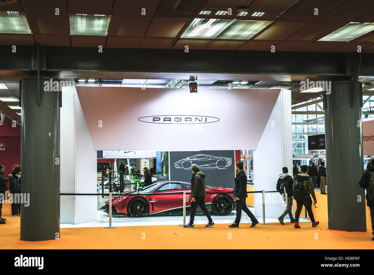 L'Italie, Bologna Motor Show 2016, les gens marchant devant avec un stand d'exposition Pagani PAGANI voiture sport rouge Banque D'Images