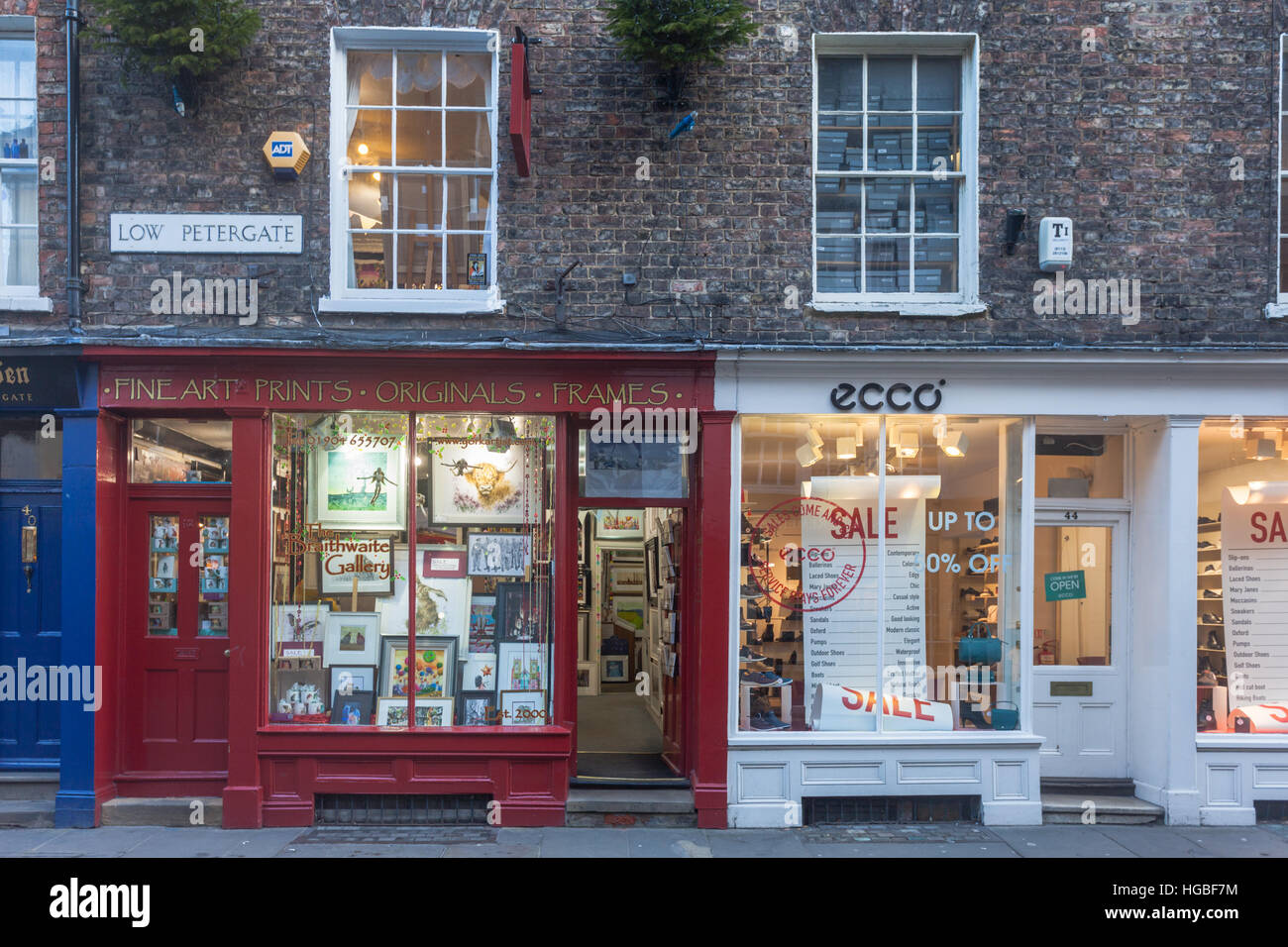 Shop front dans la pagaille, célèbre rue commerçante médiévale dans le centre-ville de York, Royaume-Uni Banque D'Images