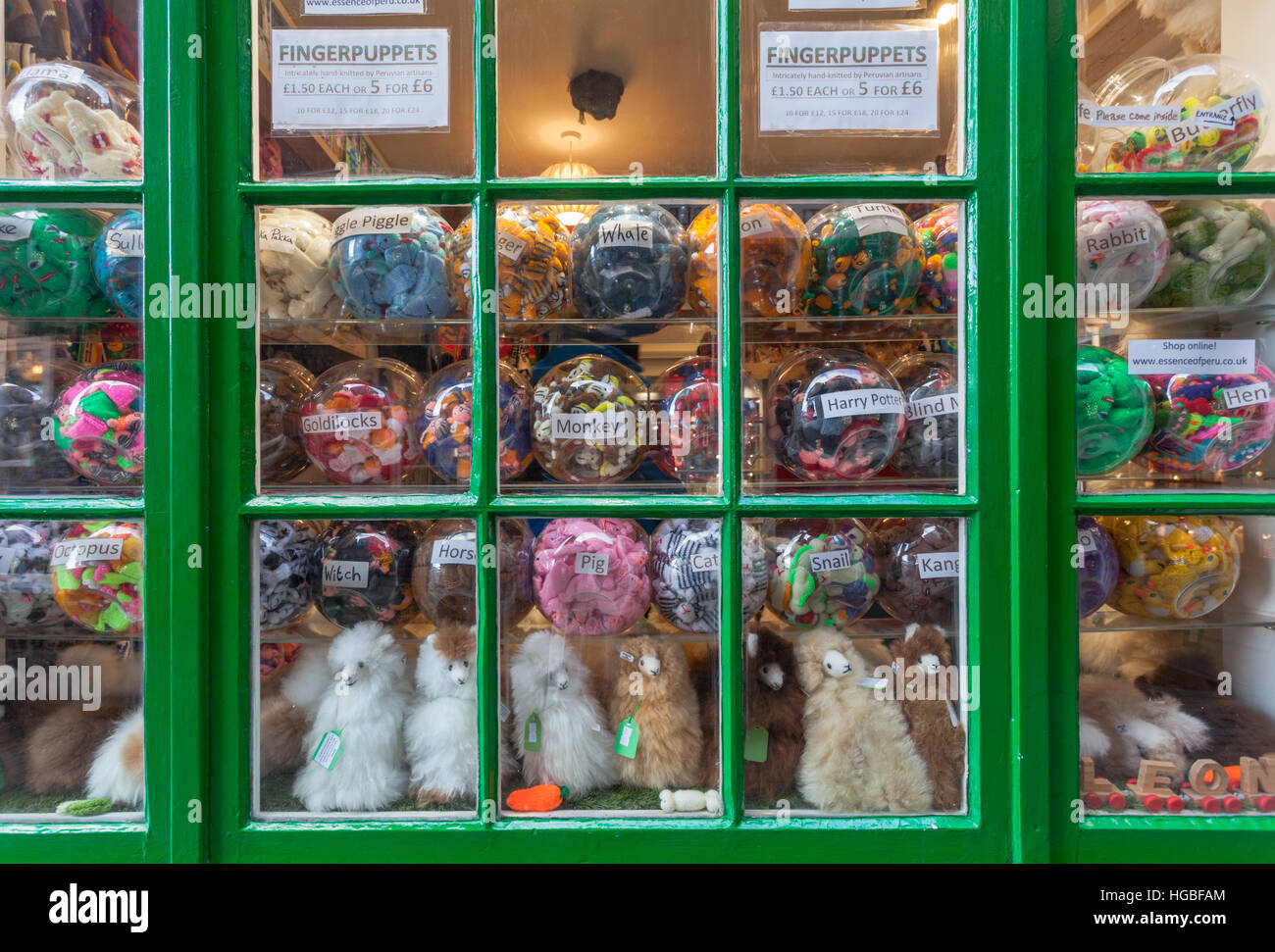 Fenêtre confiserie, montrant des bonbons et des jouets, ainsi que des  vitres et de la peinture verte lumineuse, dans le capharnaüm, York UK Photo  Stock - Alamy