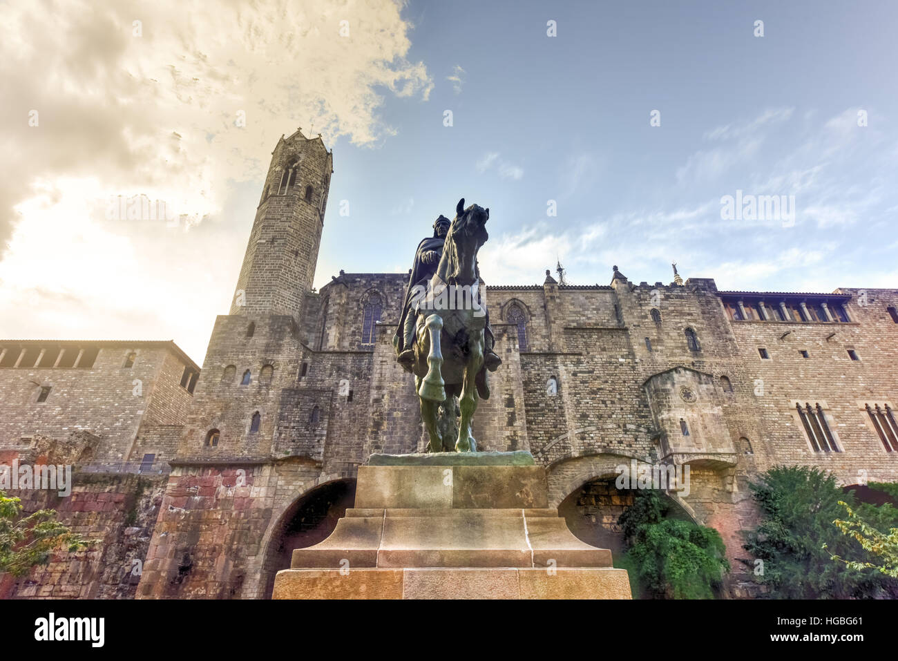 Ramon Berenguer III Comte de Barcelone / Statue de Ramon Berenguer III (1086-1131) dans la place homonyme. Dans l'arrière-plan la chapelle de Saint Agata Banque D'Images