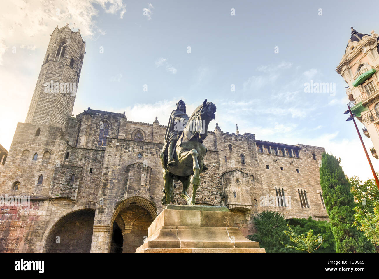 Ramon Berenguer III Comte de Barcelone / Statue de Ramon Berenguer III (1086-1131) dans la place homonyme. Dans l'arrière-plan la chapelle de Saint Agata Banque D'Images