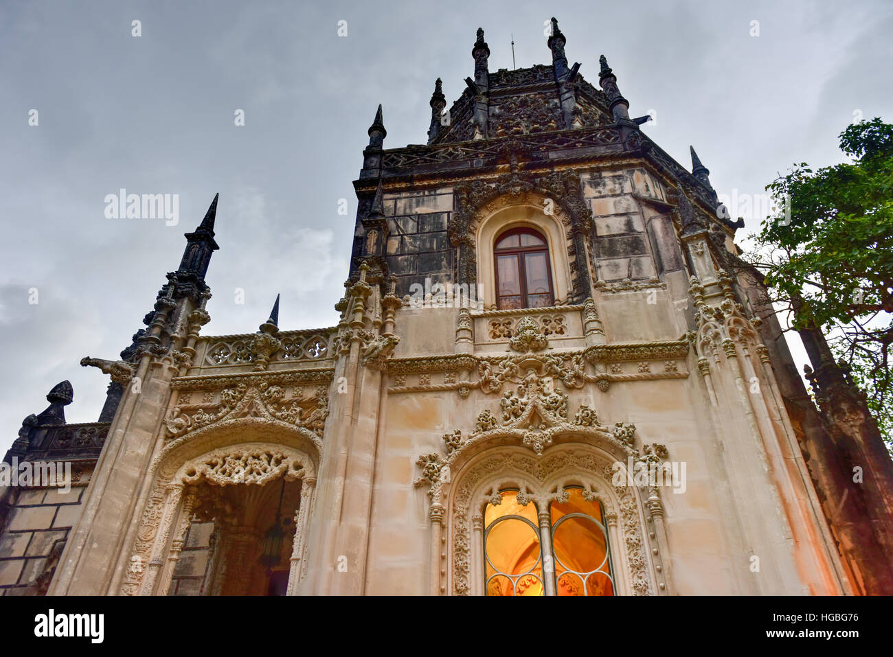 Palace Quinta da Regaleira est un domaine situé à proximité du centre historique de Sintra, Portugal. Il est classé comme site du patrimoine mondial par l'UNESCO avec Banque D'Images