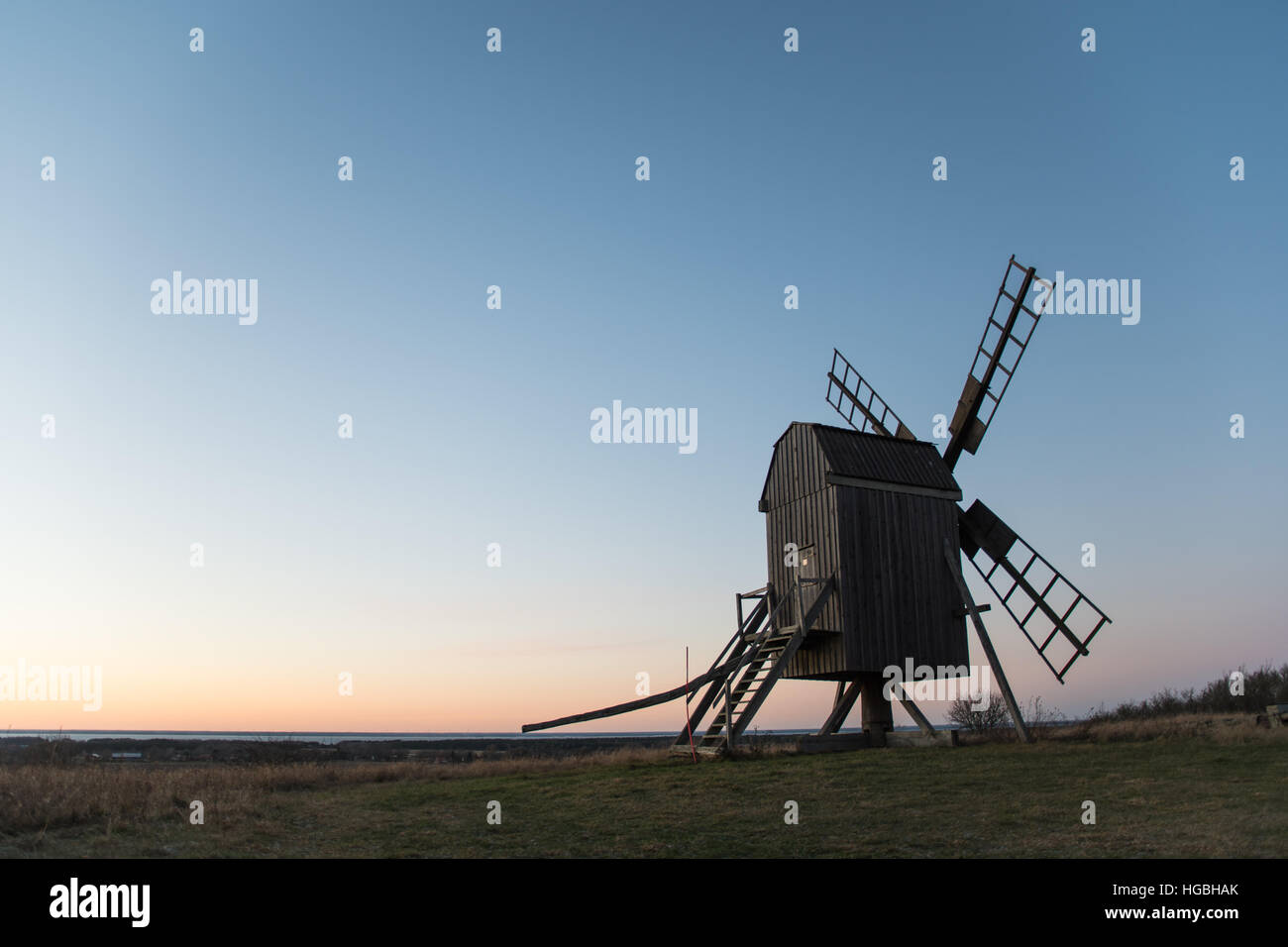 Ancien moulin à vent traditionnel dans lumière du soir à l'île de Oland suédois en mer Baltique Banque D'Images