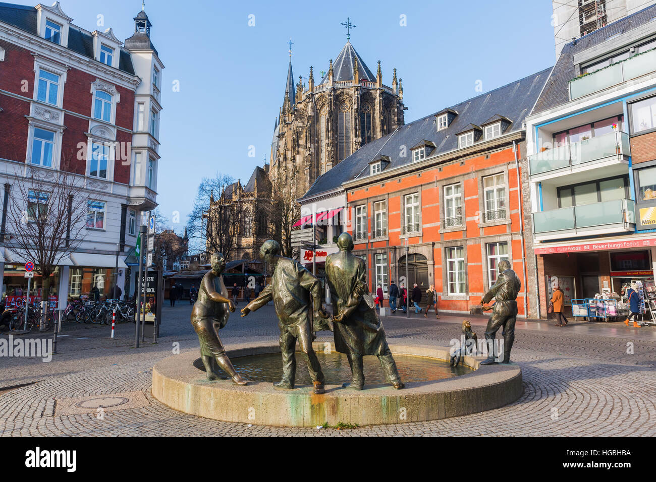 Aix-la-Chapelle, Allemagne - 27 décembre 2016 : statue en bronze du nom de circulation de l'argent à Aix-la-Chapelle, avec des personnes non identifiées. Aix-la-Chapelle est une ville thermale en NRW et a été Banque D'Images