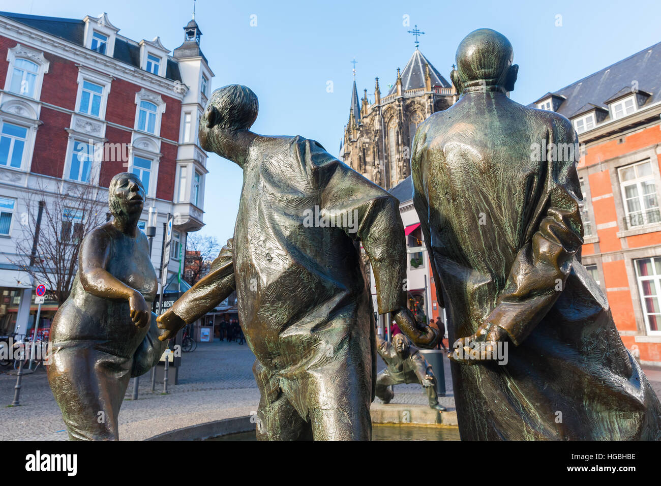 Aix-la-Chapelle, Allemagne - 27 décembre 2016 : statue en bronze du nom de circulation de l'argent à Aix-la-Chapelle, avec des personnes non identifiées. Aix-la-Chapelle est une ville thermale en NRW et a été Banque D'Images