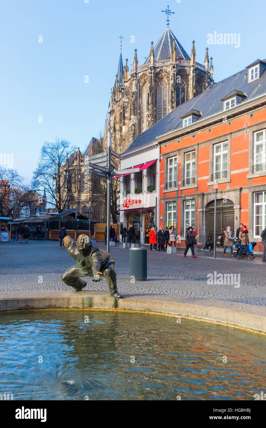 Aix-la-Chapelle, Allemagne - 27 décembre 2016 : statue en bronze du nom de circulation de l'argent à Aix-la-Chapelle, avec des personnes non identifiées. Aix-la-Chapelle est une ville thermale en NRW et a été Banque D'Images