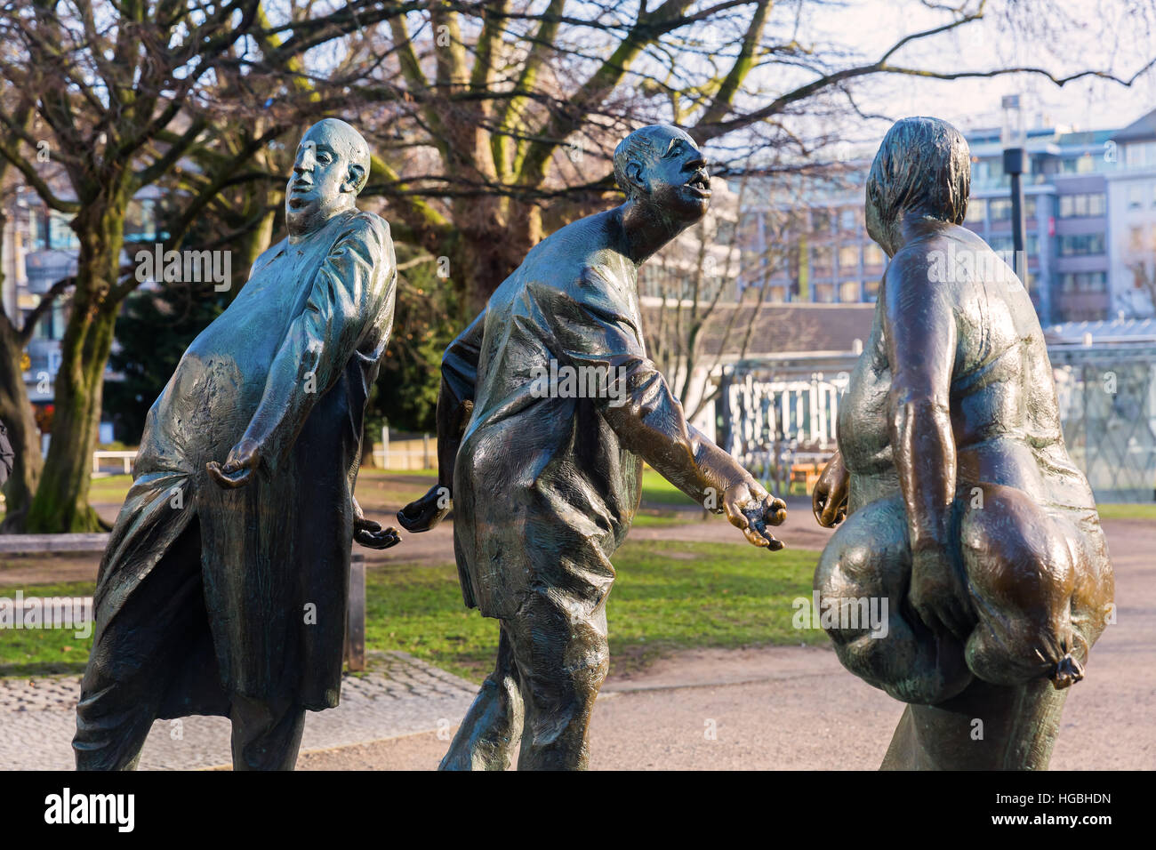 Aix-la-Chapelle, Allemagne - 27 décembre 2016 : statue en bronze du nom de circulation de l'argent à Aix-la-Chapelle, avec des personnes non identifiées. Aix-la-Chapelle est une ville thermale en NRW et a été Banque D'Images