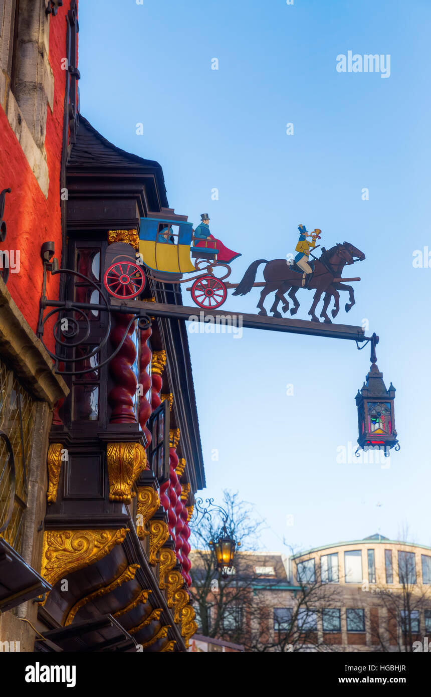 Aix-la-Chapelle, Allemagne - 27 décembre 2016 : : restaurant signe à un bâtiment historique. Aix-la-Chapelle est une ville thermale en NRW et fut résidence de Charlemagne et plus tard e Banque D'Images