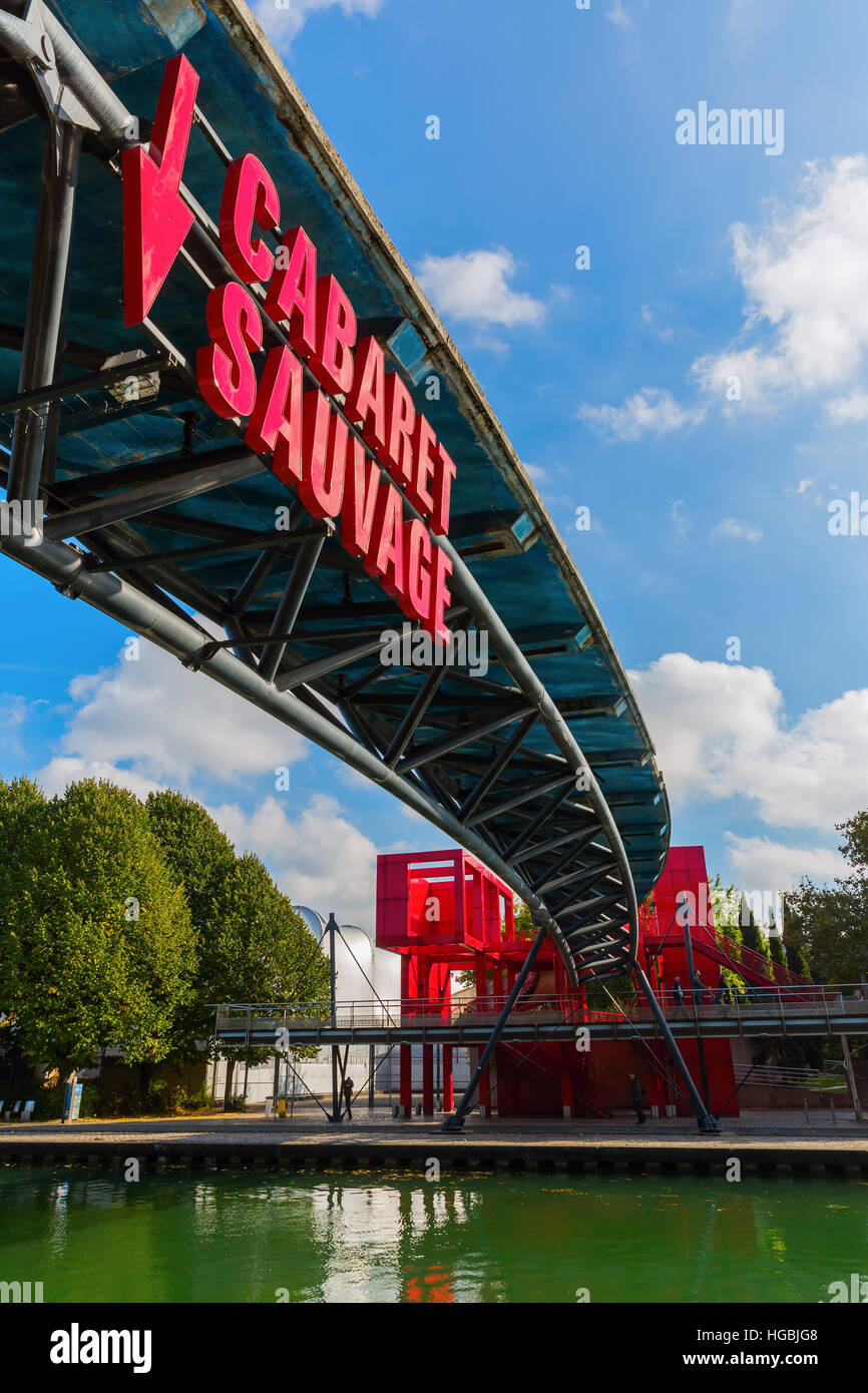 Paris, France - 15 octobre 2016 : pont avec annonce dans le Parc de la Villette. Ses la 3e plus grand parc de Paris qui abrite l'une des grandes Banque D'Images