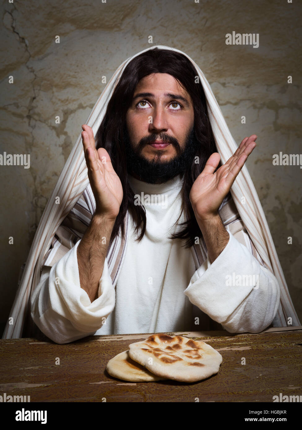 Scène de reconstitution authentique de Jésus briser le pain lors de la Cène, en disant : 'ceci est mon corps'. Banque D'Images