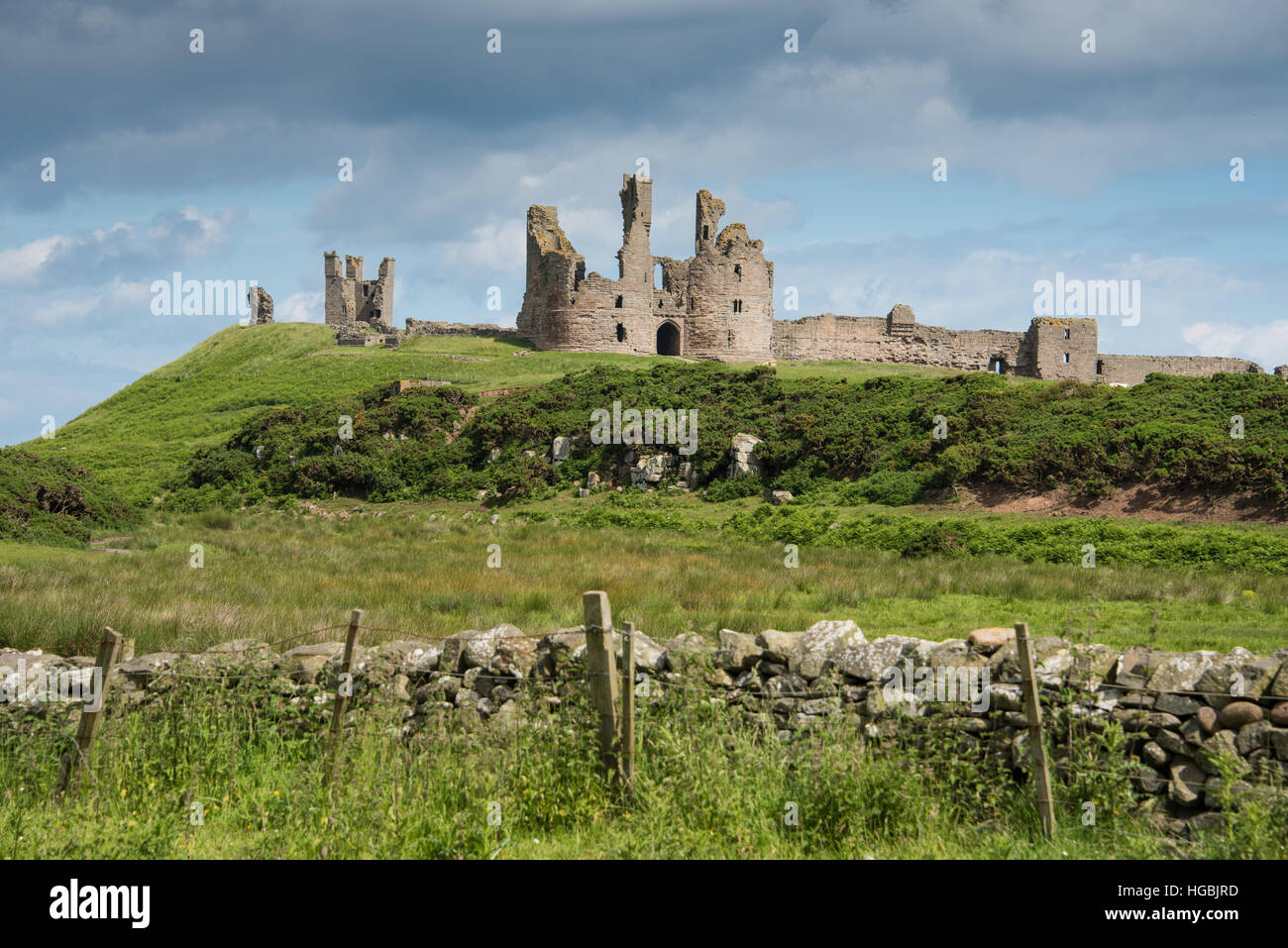 Château de Dunstanburgh, la côte de Northumberland, UK Banque D'Images