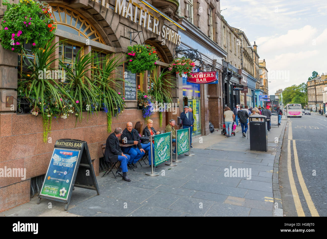 Vieille pub avec des gens de fumer à un vieux pub n à Édimbourg, Écosse Banque D'Images