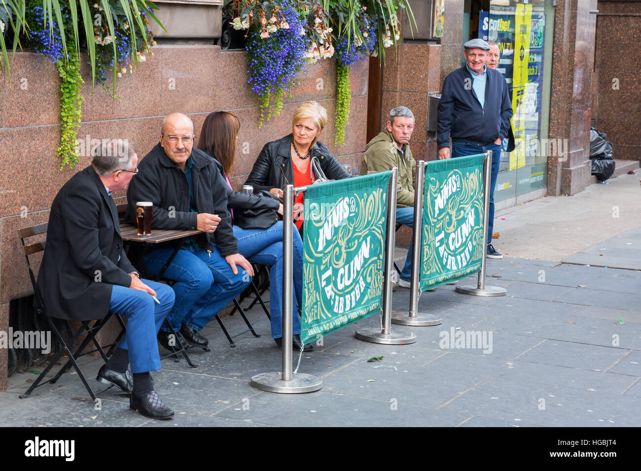 Vieille pub avec des gens de fumer à un vieux pub n à Édimbourg, Écosse Banque D'Images