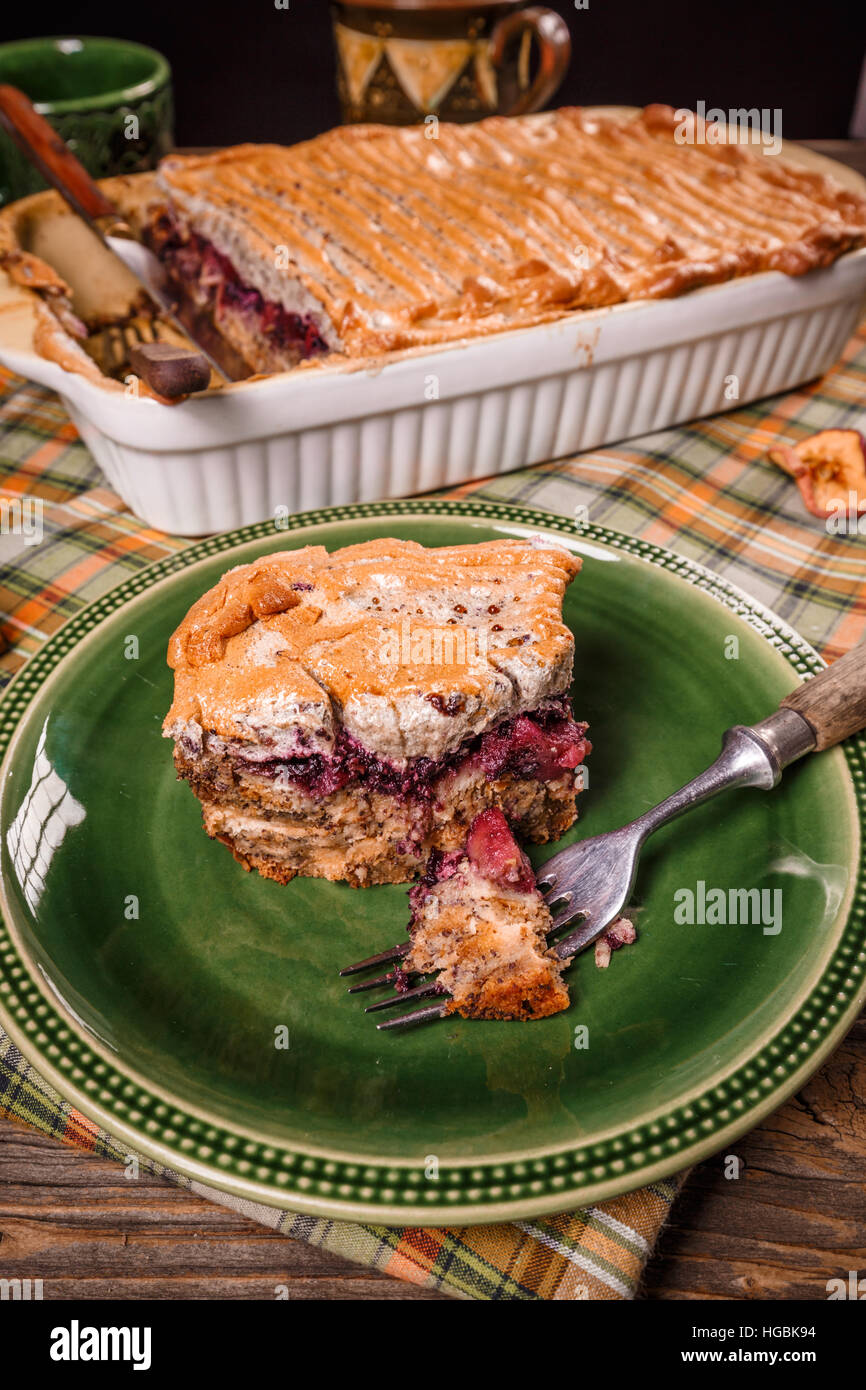 Des frais pouding au pain anglais avec Apple dans le plat de cuisson sur la table. Banque D'Images