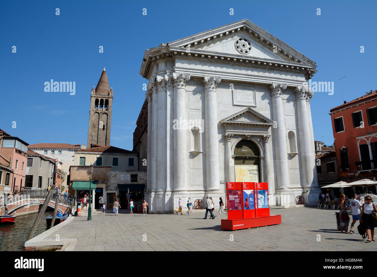 Venise, Italie - 9 septembre 2016 : Chiesa di San Barnaba église catholique de Venise, en Italie. Des personnes non identifiées, visible. Banque D'Images