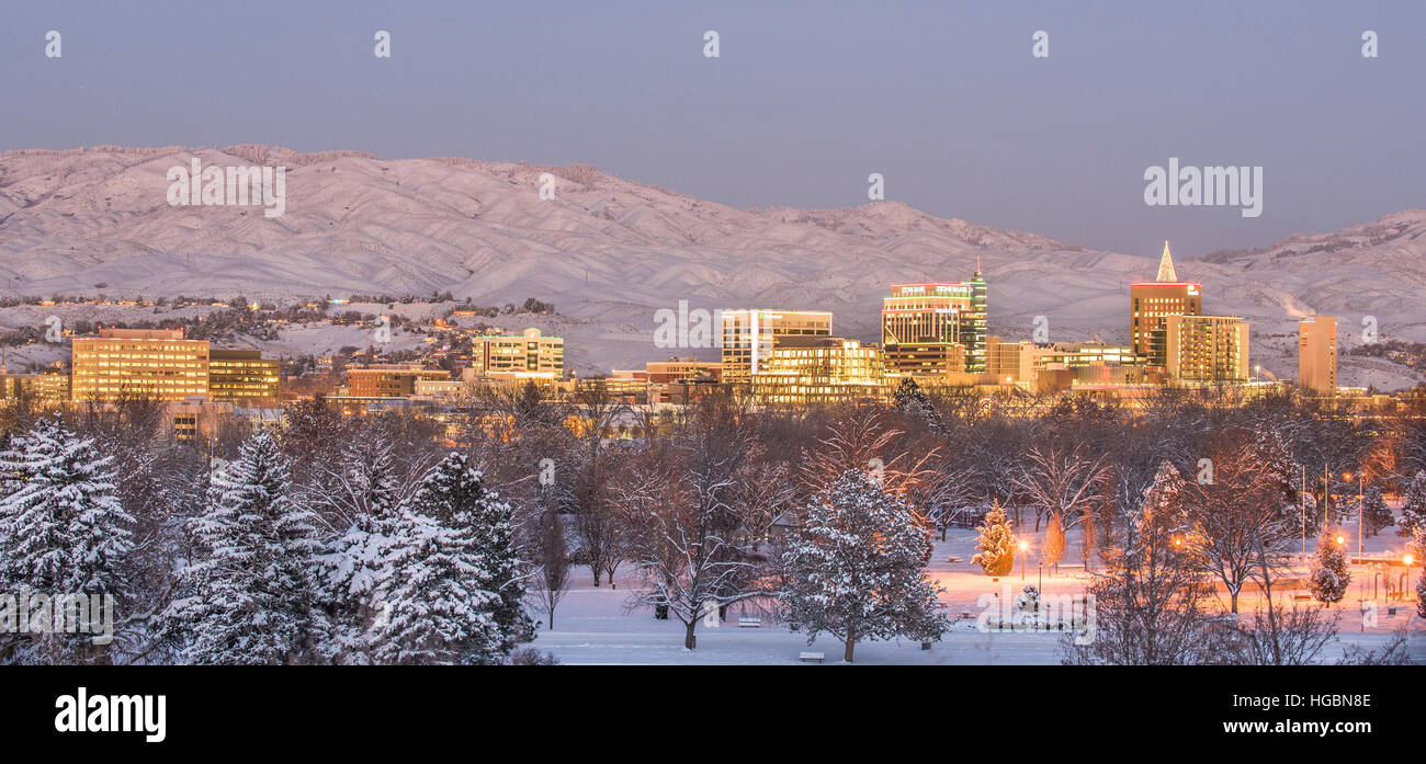 La belle ville de Boise (Idaho) par une nuit d'hiver Banque D'Images