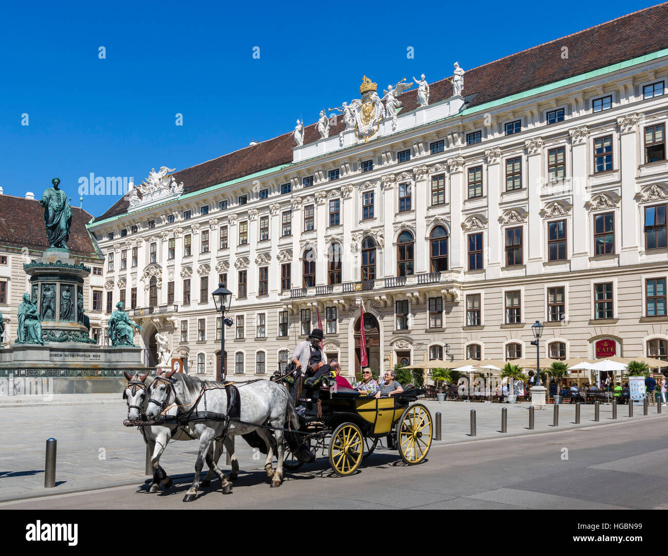 Vienne, Autriche. Cheval et sa voiture en face de la Reichskanzleitrakt interne dans la place du Château, le palais de la Hofburg, Vienne Banque D'Images