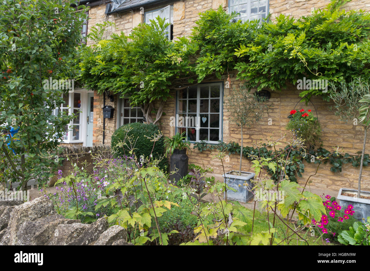 Jolie petite maison en pierre dans le village de Geddington, Northamptonshire, Angleterre Banque D'Images