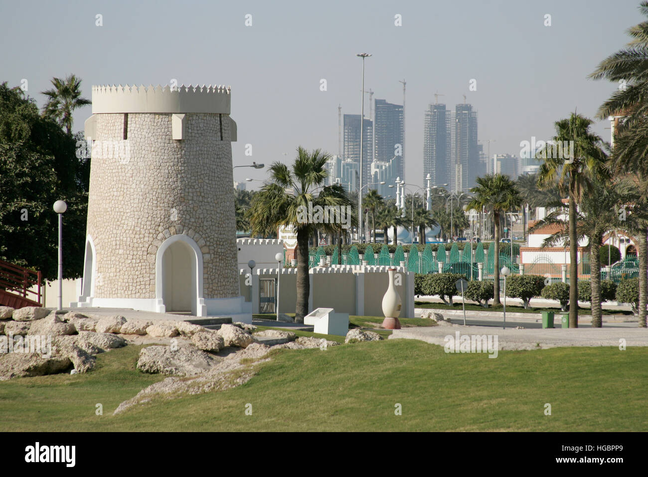 Qatar, Doha, bastion historique, dans un parc, dans l'arrière-plan des immeubles de grande hauteur, construction site Banque D'Images