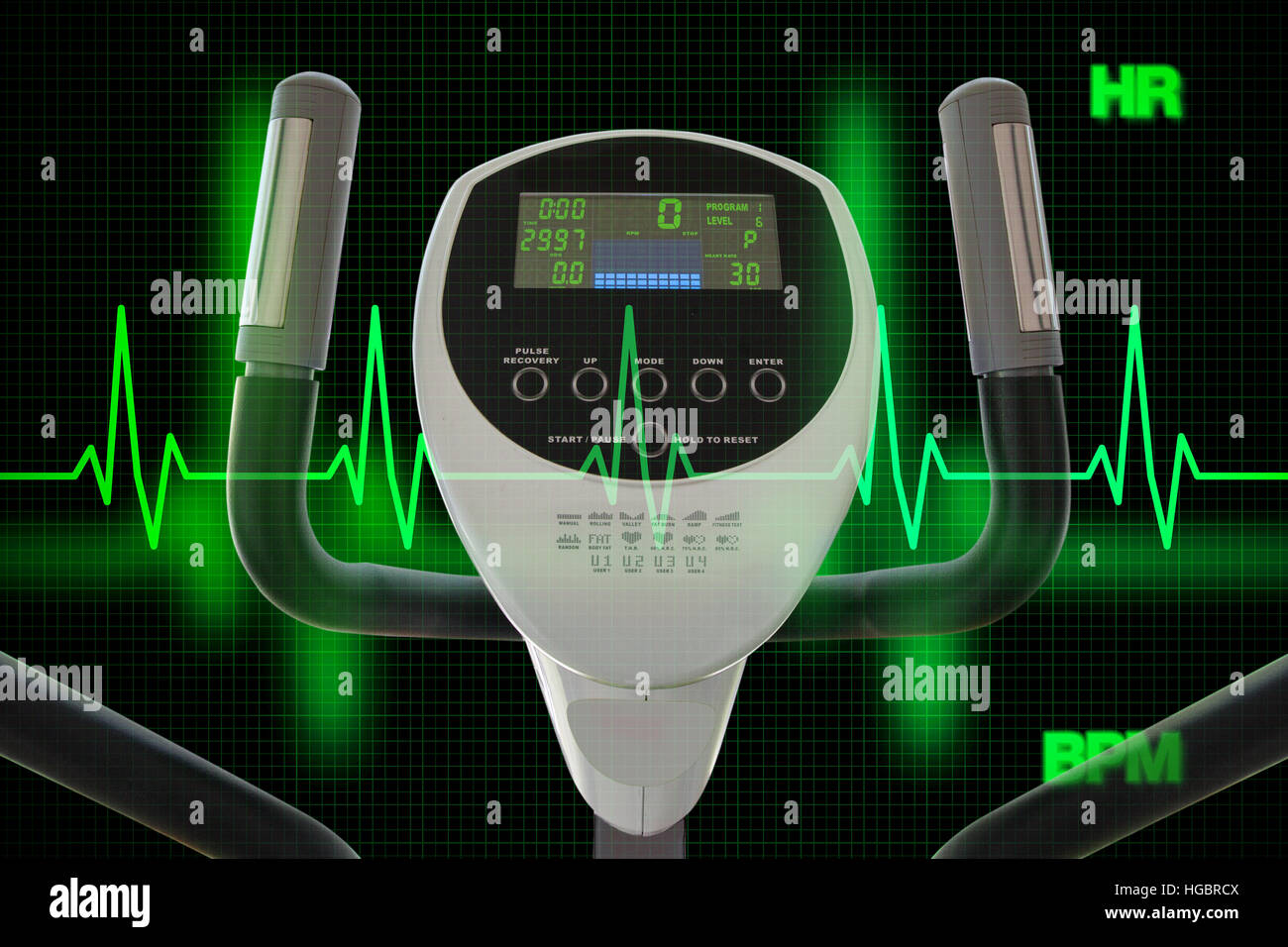 Concept de vie sain illustré par machine elliptique d'exercice et du rythme cardiaque ou diagramme à l'aide de la technique d'exposition cardiogramme double. Banque D'Images