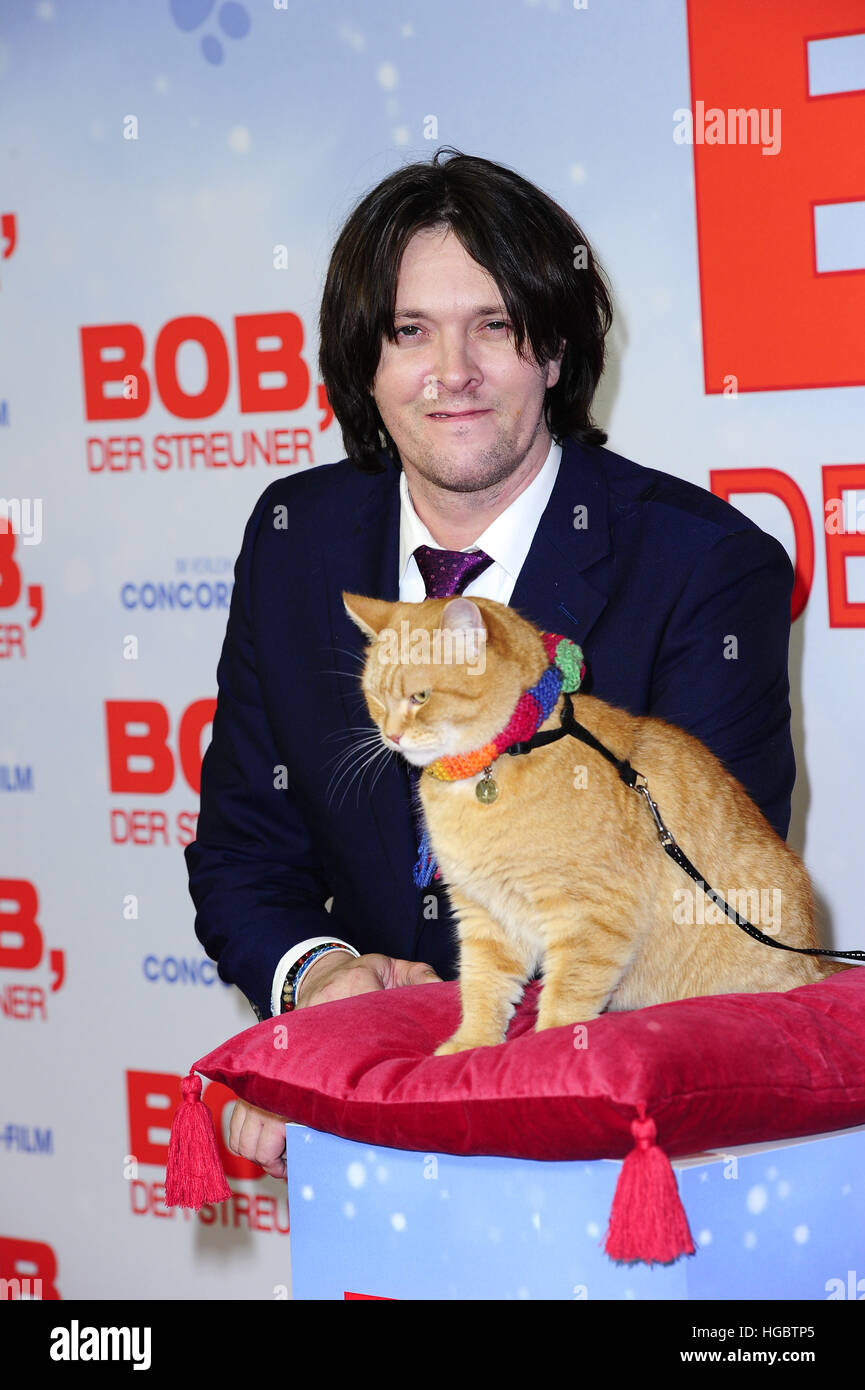 Un Chat Des Rues Nomme Bob Film Projection spéciale de 'Bob, der Streuner (rue un chat nommé Bob)' au Kino  in der Kulturbrauerei cinéma. Avec : James Bowen, Kater Bob Où : Berlin,  Allemagne Quand : 06 déc 2016 Photo Stock - Alamy