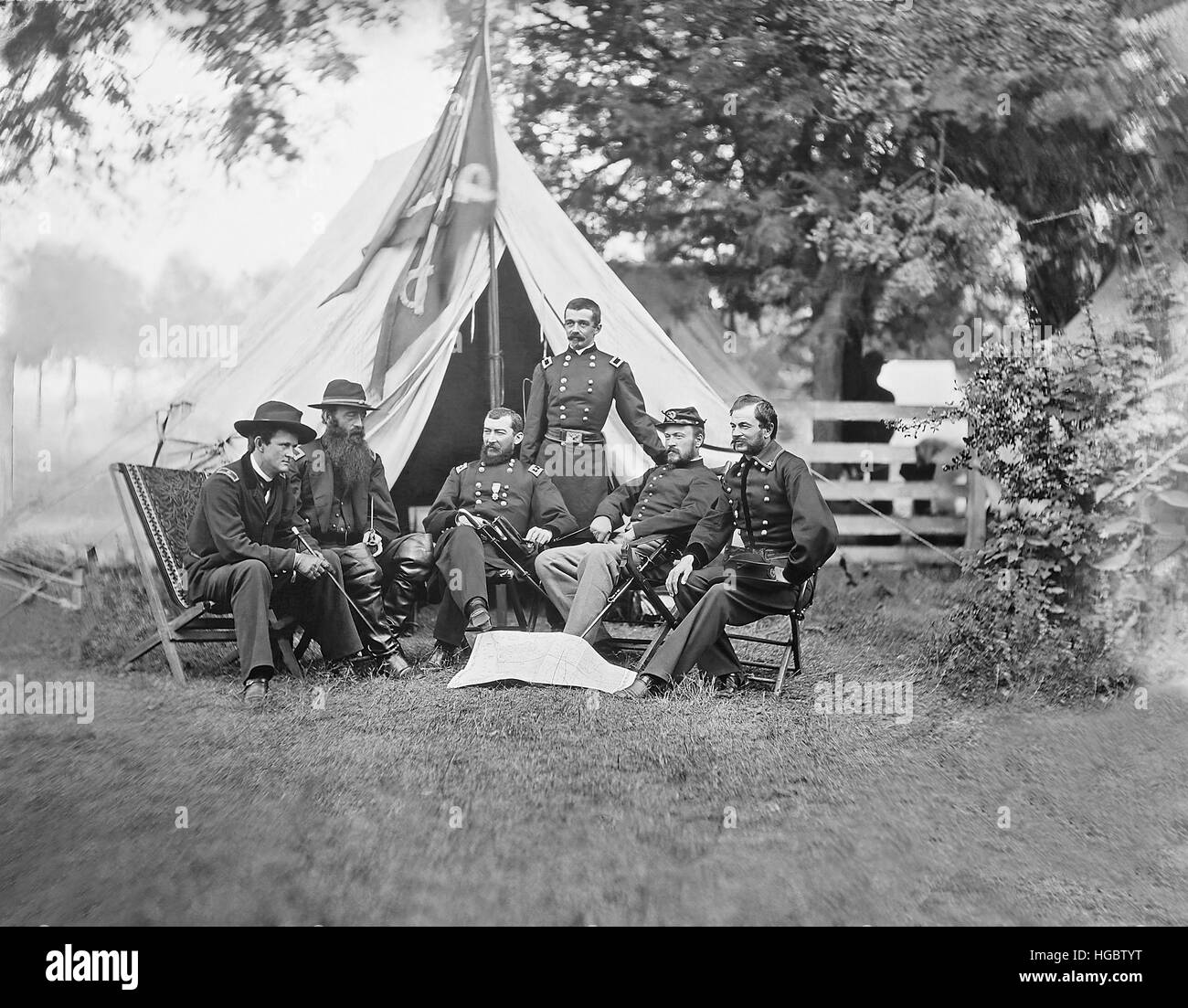 Guerre civile américaine généraux et officiers assis autour de leur campement. Banque D'Images