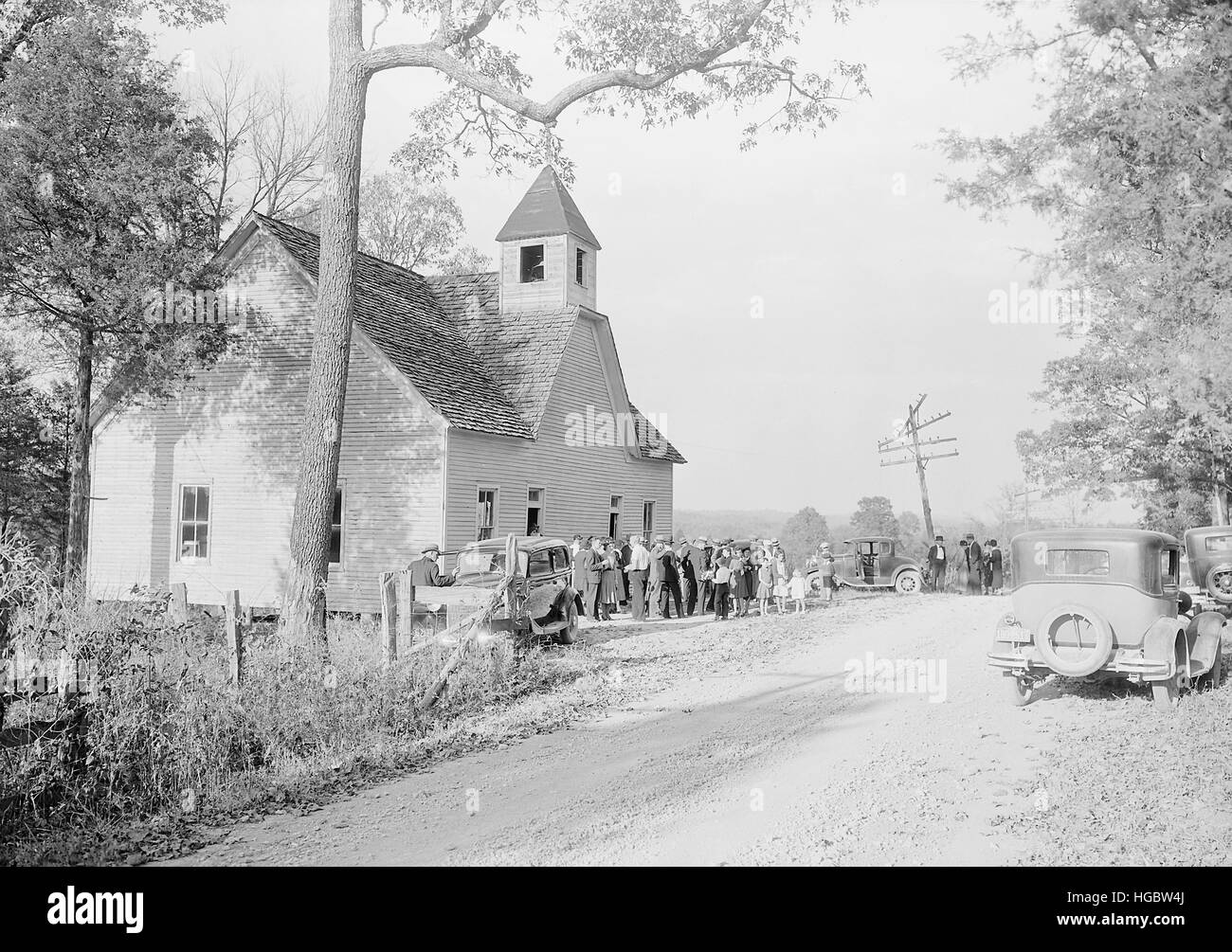 Congrégation de quitter à la fin de service à l'église dans un pays Loyston, New York, 1933. Banque D'Images