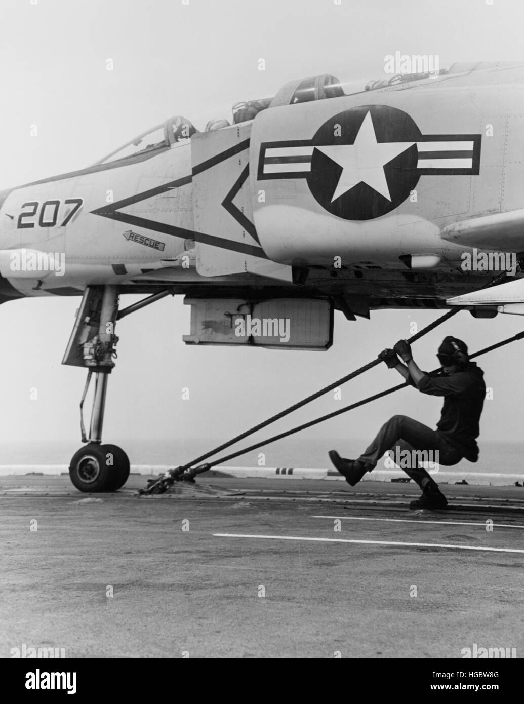 Un F-4B Phantom II avion de chasse est préparé pour le lancement de l'USS Coral Sea, 1969. Banque D'Images