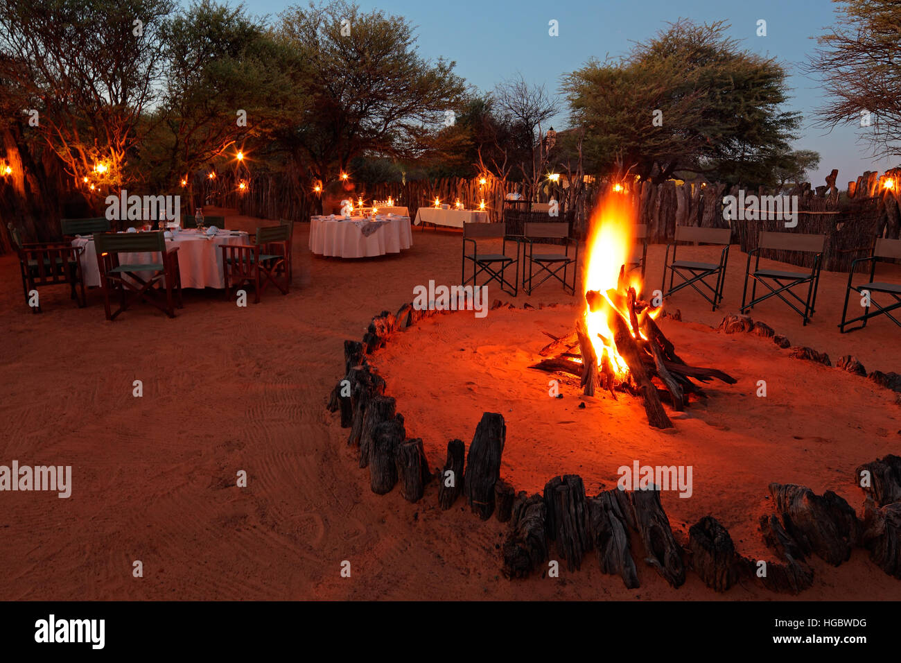 Camp de nuit et décoré de tables pour la restauration de plein air safari Banque D'Images