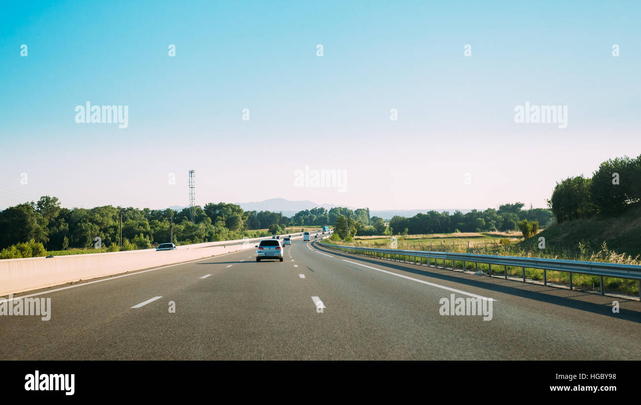 Pourrieres, France - 28 juin 2015 : la circulation des véhicules sur autoroute, l'autoroute A8 Banque D'Images
