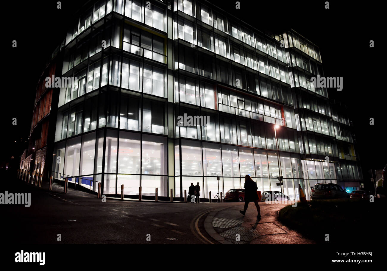 Les bureaux d'American Express et de la construction dans la nuit dans la rue John Brighton UK Banque D'Images