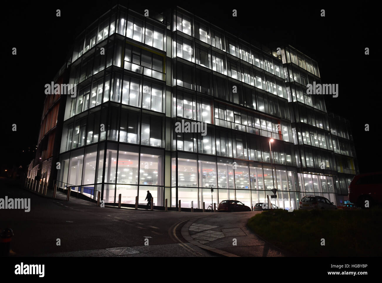 Les bureaux d'American Express et de la construction dans la nuit dans la rue John Brighton UK Banque D'Images
