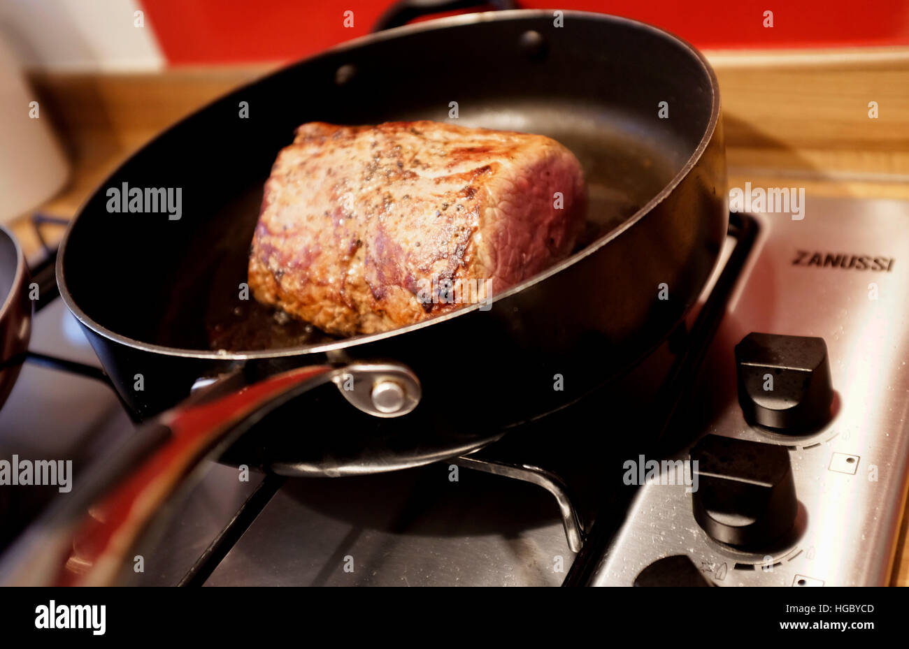 Filet de boeuf étant dorés off et scellés dans une poêle pour faire le boeuf classique plat de Wellington Banque D'Images