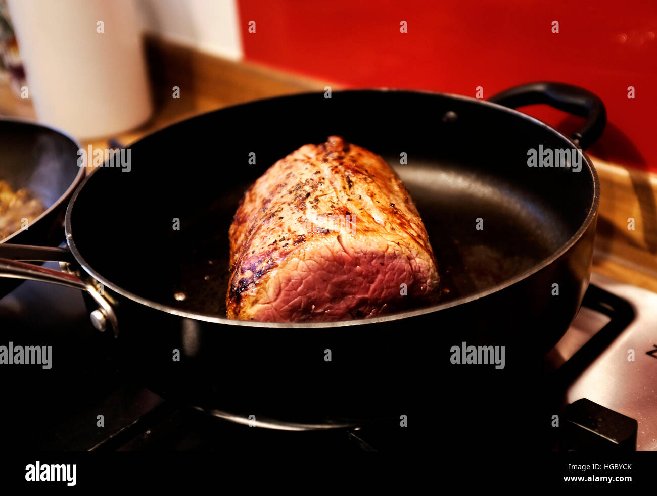 Filet de boeuf étant dorés off et scellés dans une poêle pour faire le boeuf classique plat de Wellington Banque D'Images