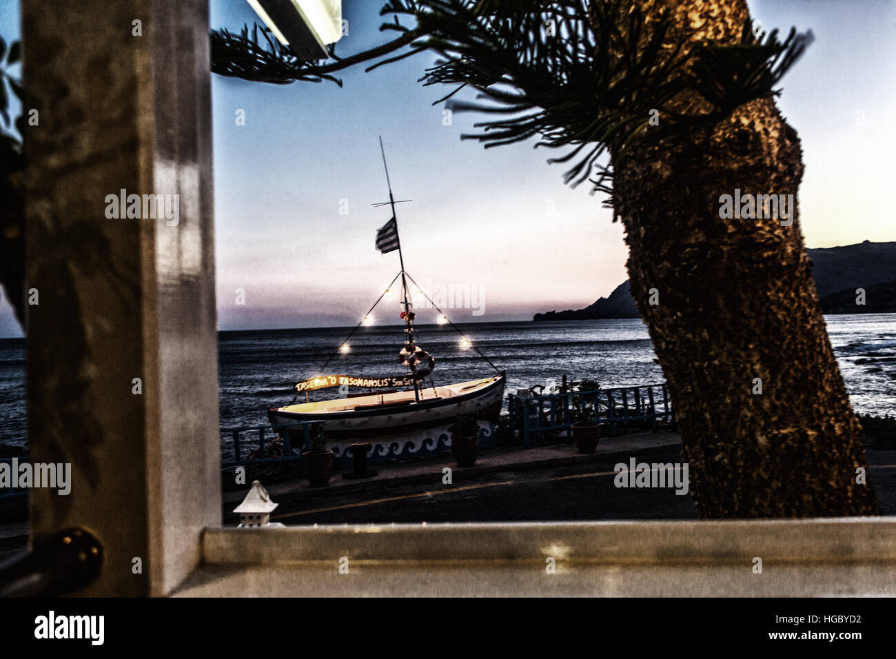 Vue sur la mer depuis une taverne Plakias, Crète, Grèce île au crépuscule Banque D'Images