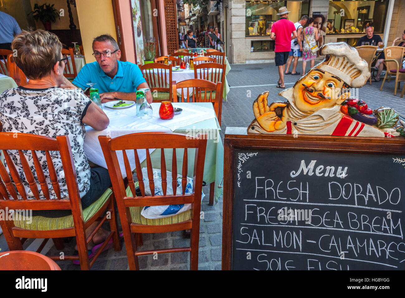 Restaurant Rethymno, vieille ville touristes dans un restaurant-terrasse, Rethymno Crete People Greece menu Banque D'Images