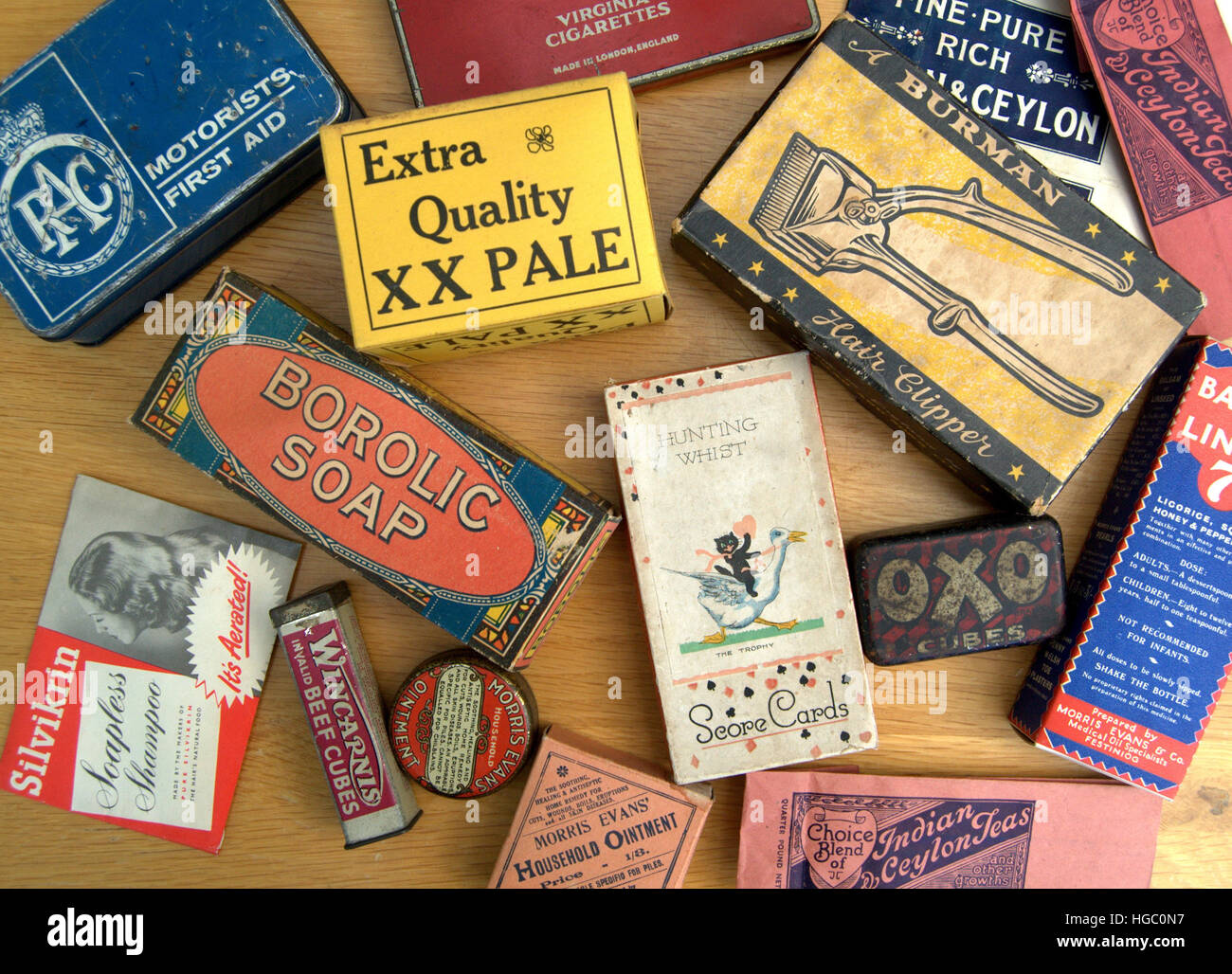 Une sélection de retro/vintage emballage pour différentes marques du début au milieu du 20e siècle - y compris les cosmétiques, la santé, et de l'alimentation et boissons.items. Banque D'Images