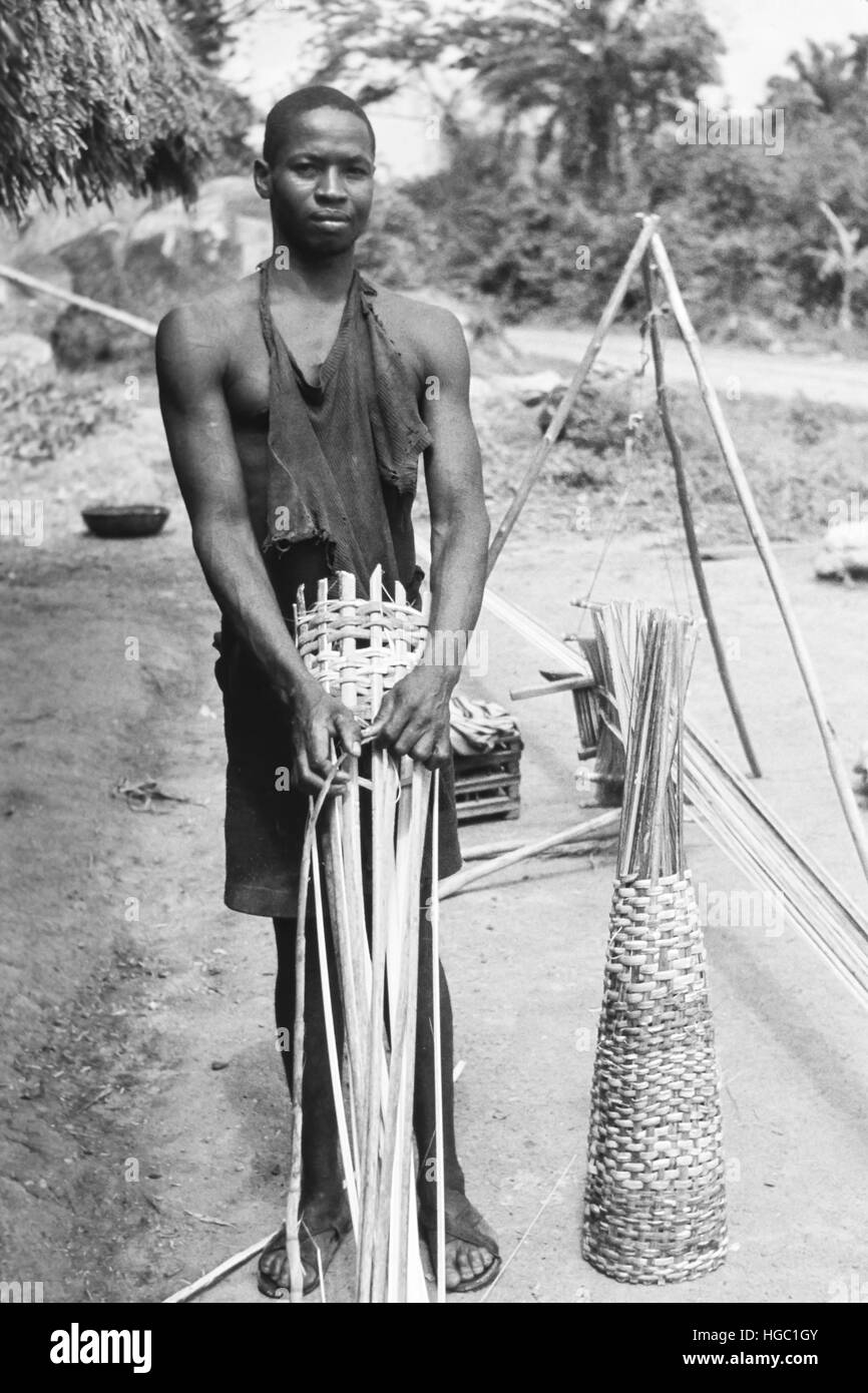 Un artisan de la construction d'un piège à poisson, Jaiama Nimi Koro, Sierra Leone, 1963. Banque D'Images