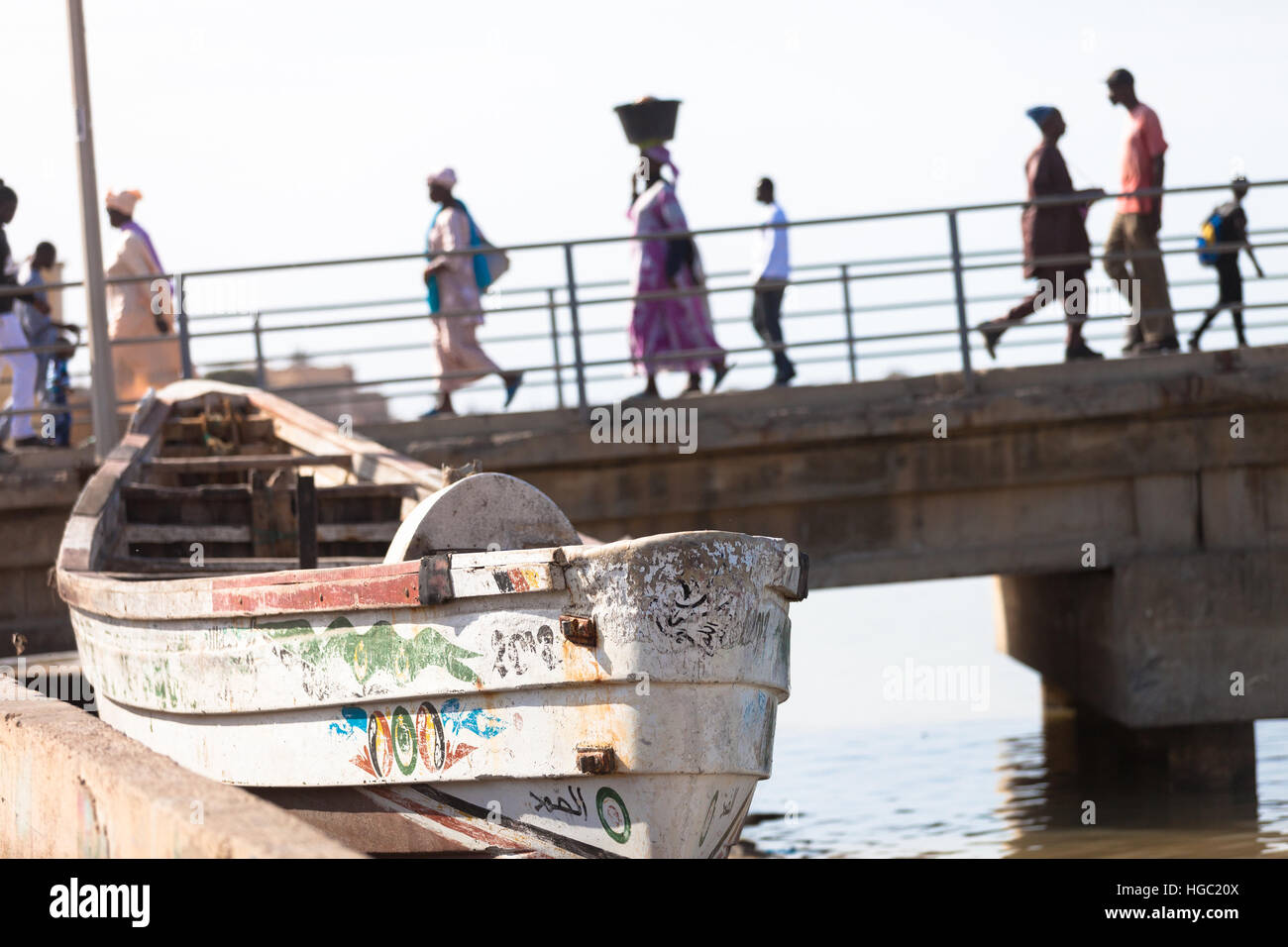 Le 28 novembre 2012 St Louis, Sénégal Seaview avec voile Banque D'Images
