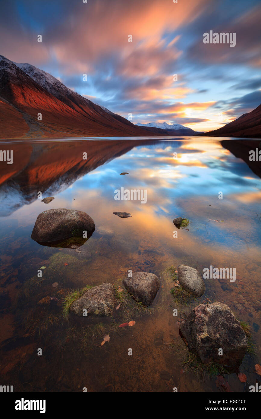 Coucher du soleil reflétée dans le Loch Etive capturées à partir de près de Gualachulain dans les Scottish Highland. Banque D'Images