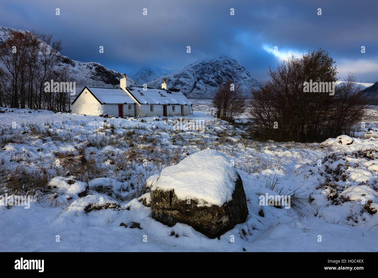 Neige à Black Rock Cottage sur Rannoch Moor dans les Highlands écossais. Banque D'Images